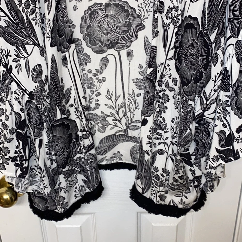 Coco + Carmen Women's White Black Floral Open Cardigan OS - Picture 3 of 8